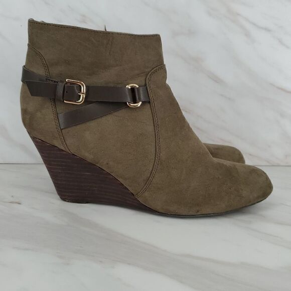 Report Women's Stitch Fix Galiana Buckle Wedge Bootie Size 8.5 Green - Picture 1 of 9